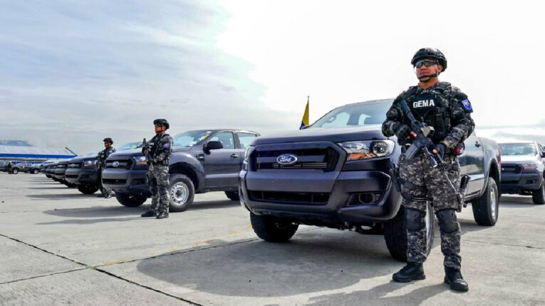 Vehículos entregados a la Policía, las Fuerzas Armadas y el SNAI, el 21 de marzo de 2023, en Quito.