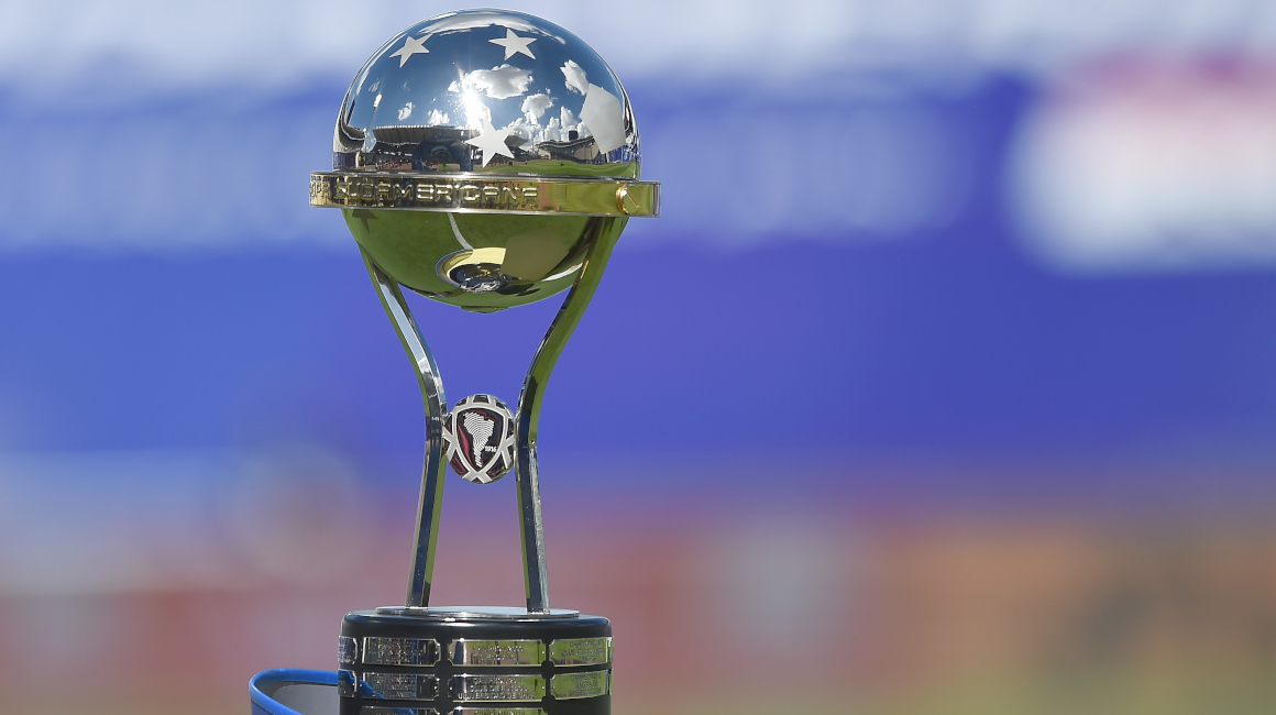 El trofeo de la Copa Sudamericana.