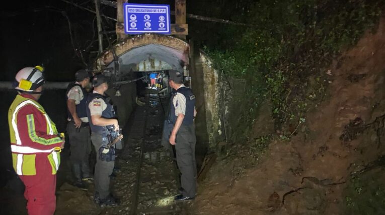 Policías se encuentran en una mina de Ponce Enríquez, en junio de 2022. 