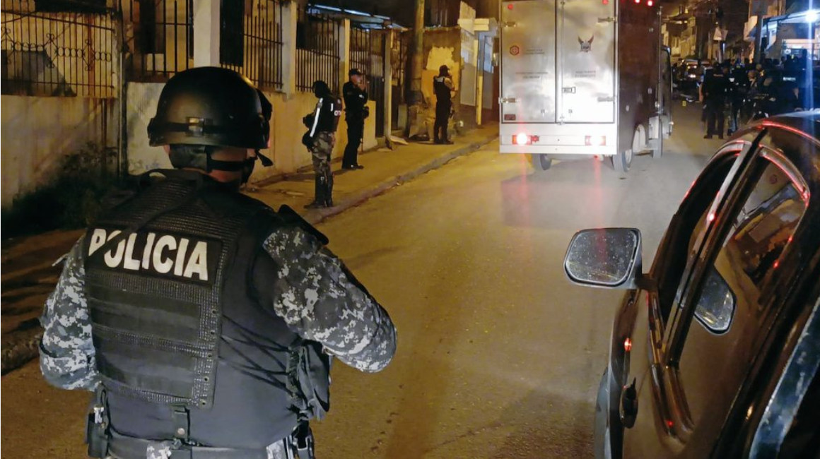 Policía llegó al lugar del atentado contra la funcionaria de la cárcel de Esmeraldas, 21 de marzo de 2023.