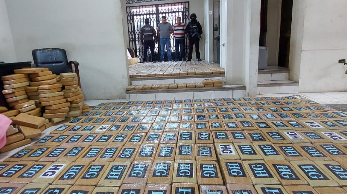 Evidencias y detenidos tras el decomiso de más de una tonelada de cocaína, el 21 de marzo de 2022. 