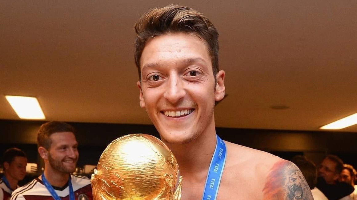 Mesut Özil posa con el trofeo de la Copa del Mundo que Alemania ganó en Brasil 2014.