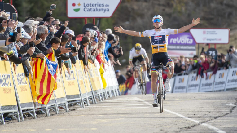 Remco Evenepoel festeja su victoria en la Etapa 3 de la Volta a Catalunya, el 22 de marzo de 2023. 