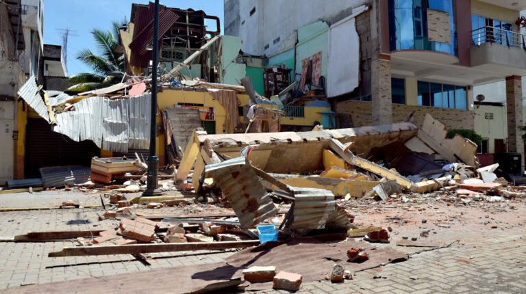 Una vivienda colapsada en Machala, después del terremoto del sábado 18 de marzo del 2023.