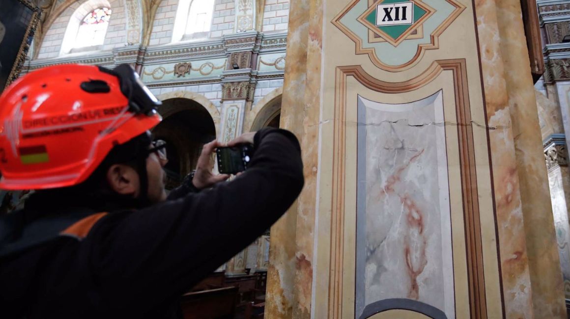 Personal de riesgos inspecciona la iglesia de Santo Domingo en Cuenca, el 22 de marzo de 2023.