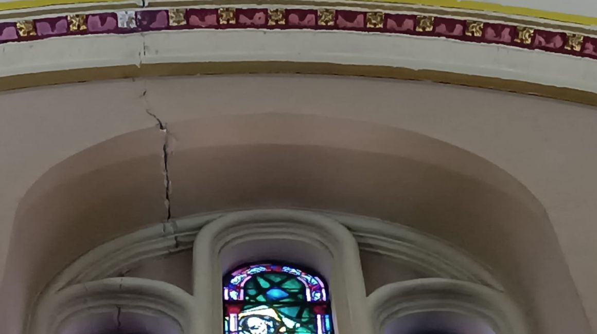 La Catedral de Cuenca tiene una fisura sobre uno de los vitrales, tras el terremoto del 18 de marzo de 2023. 