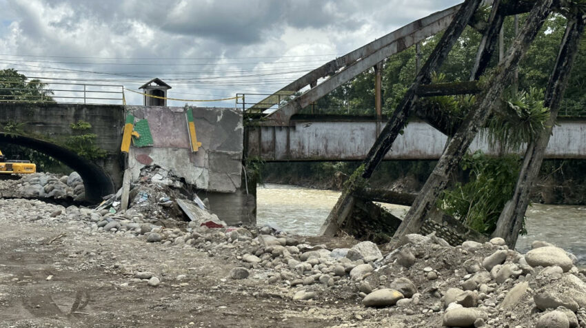 El puente Jaime Roldós sufrió daños tras el desbordamiento del río Blanco. 