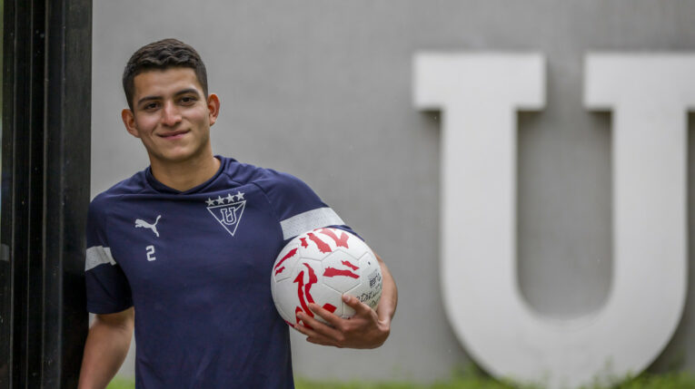 Yeltzin Erique, jugador de Liga de Quito, sostiene una pelota en el complejo de Pomasqui.