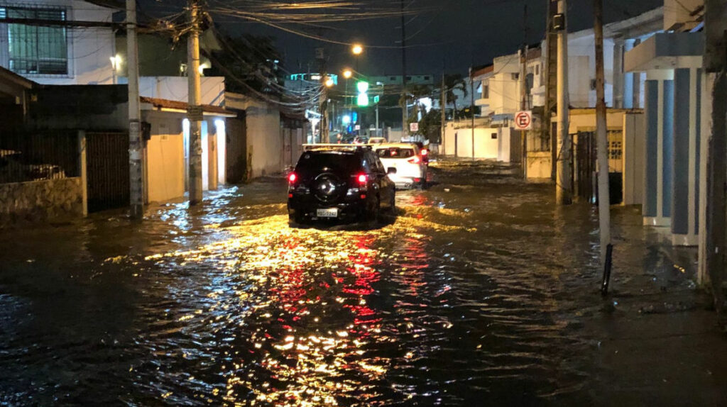 Thunderstorms Cause Flooding Samborondón and Durán Infrastructure Vulnerability and Urban Impact