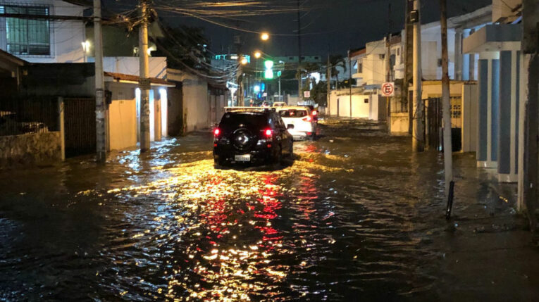 Inundación en la avenida Rodrigo Chávez de Urdesa Norte, en Guayaquil, el 22 de marzo de 2023. 