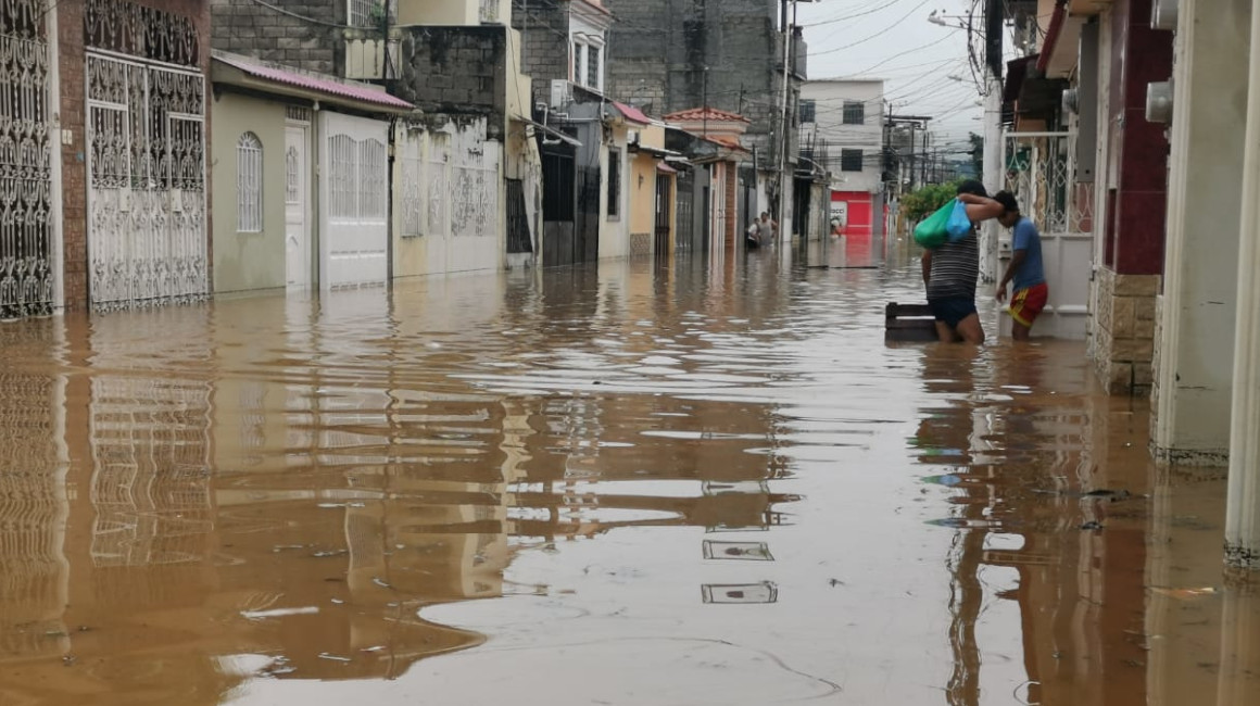 El sector de las Orquídeas, en el norte de Guayaquil, amaneció inundado por las lluvias el 23 de marzo de 2023.