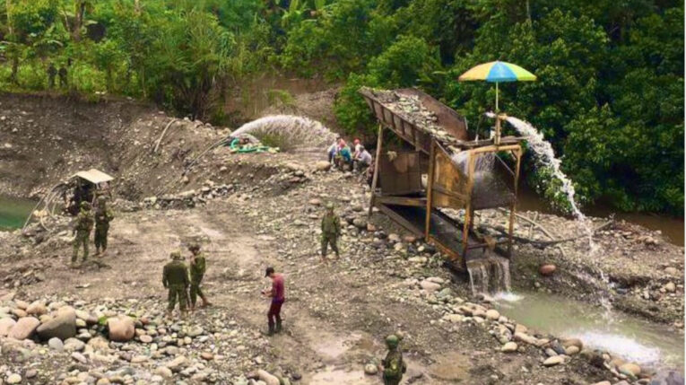 Operativo contra la minería ilegal en Talag, Napo, el 22 de marzo de 2023.