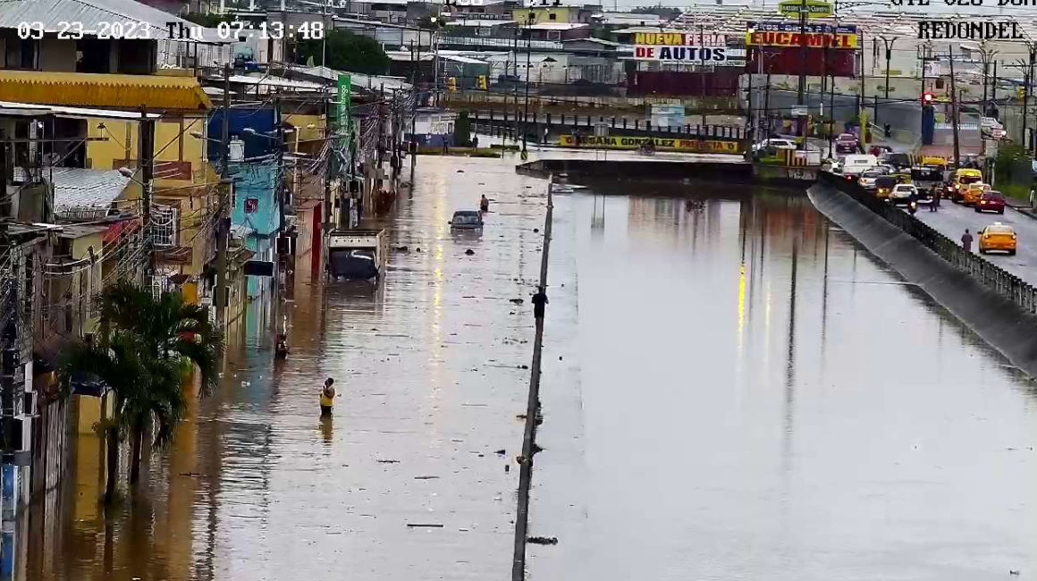 Una avenida inundada junto a un canal de drenaje de Las Orquídeas, en el norte de Guayaquil, el 23 de marzo de 2023. 