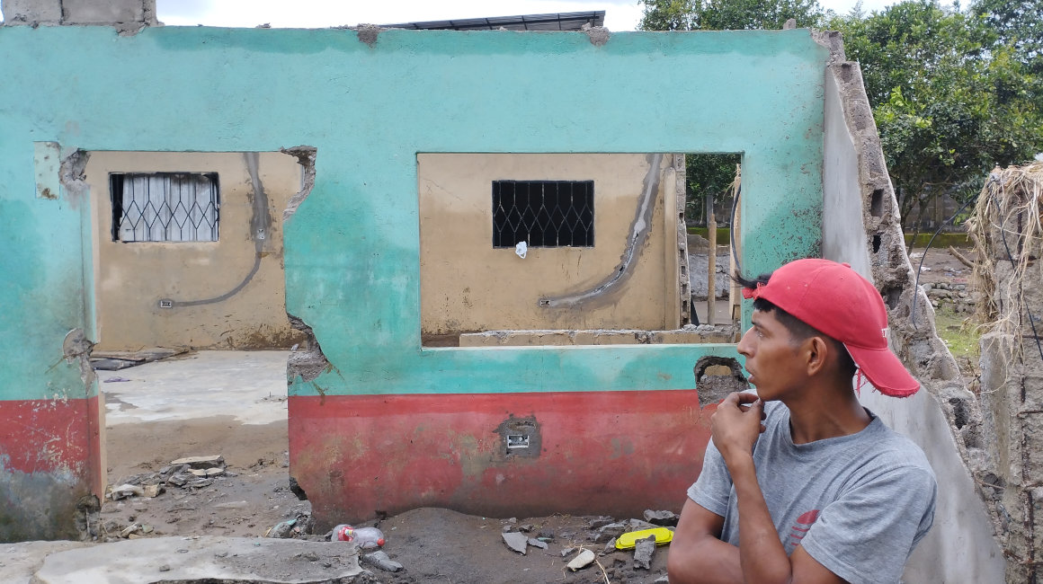 Franklin Villafuerte mira las ruinas en las que se convirtió su casa en el barrio Don Kléber.
