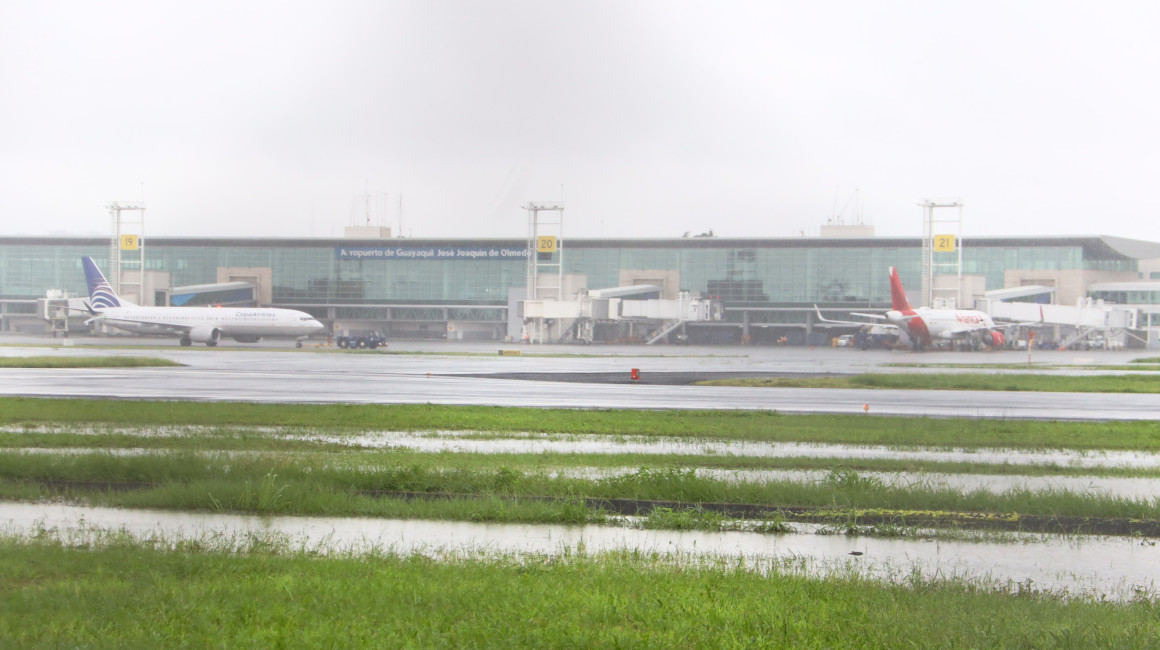 El aeropuerto José Joaquín de Olmedo, de Guayaquil, amaneció inundado este 23 de marzo, por las fuertes lluvias. 