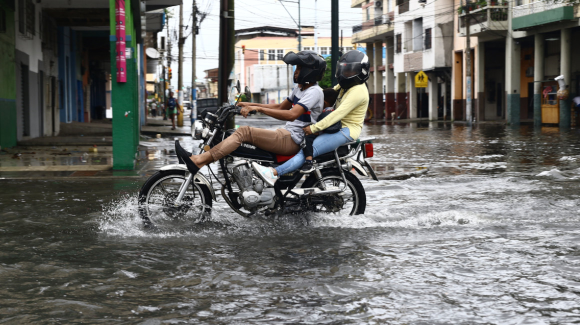 Calles del sur de Guayaquil, anegadas por las lluvias, el 23 de marzo de 2023.