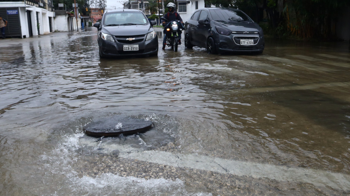 El sector de Urdesa, en el norte de Guayaquil, también amaneció con las calles inundadas, el 23 de marzo de 2023.