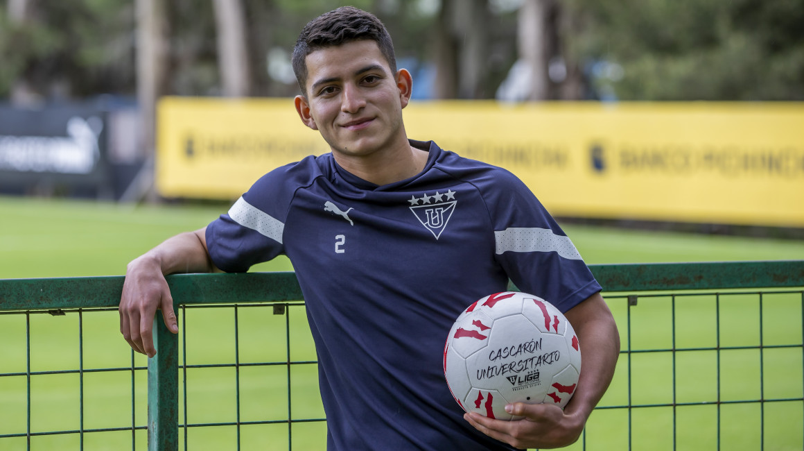 Yeltzin Erique, jugador de Liga de Quito, sostiene una pelota en el complejo de Pomasqui.