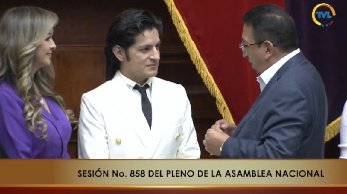 El presidente de la Asamblea, Virgilio Saquicela, condecoró al cantante Roberth Ordóñez, este 23 de marzo de 2023.