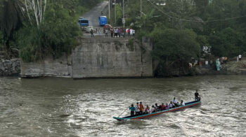Personas utilizan barcas para cruzar por el correntoso río Blanco, pese al riesgo. 