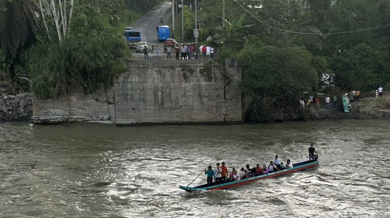 Pobladores asumen el riesgo de cruzar el río Blanco en frágiles barcas