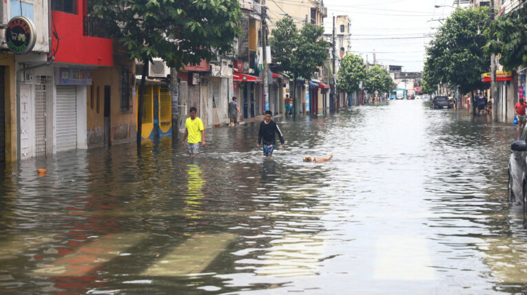 Sectores del norte de Guayaquil, como Sauces 6, soportaron horas de lluvias que inundaron las calles, el 23 de marzo de 2023.