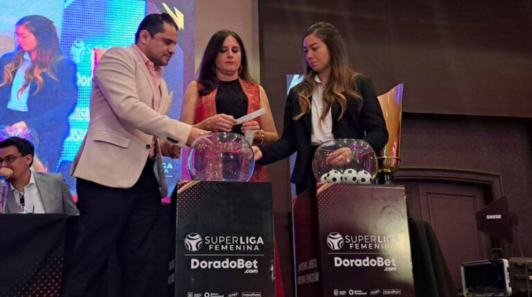 Representantes de la FEF y DoradoBet en el sorteo de la Superliga femenina 2023, el 23 de marzo.