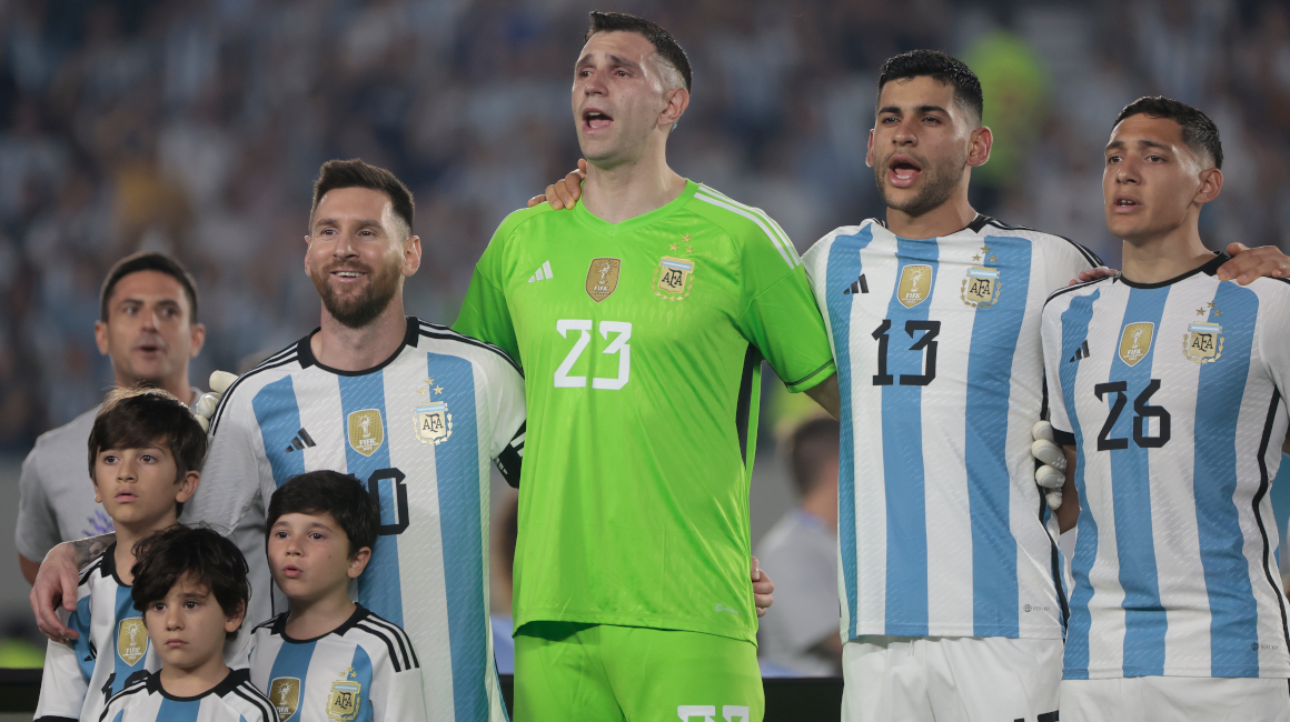 Los jugadores de Argentina cantan el himno antes del partido ante Panamá.