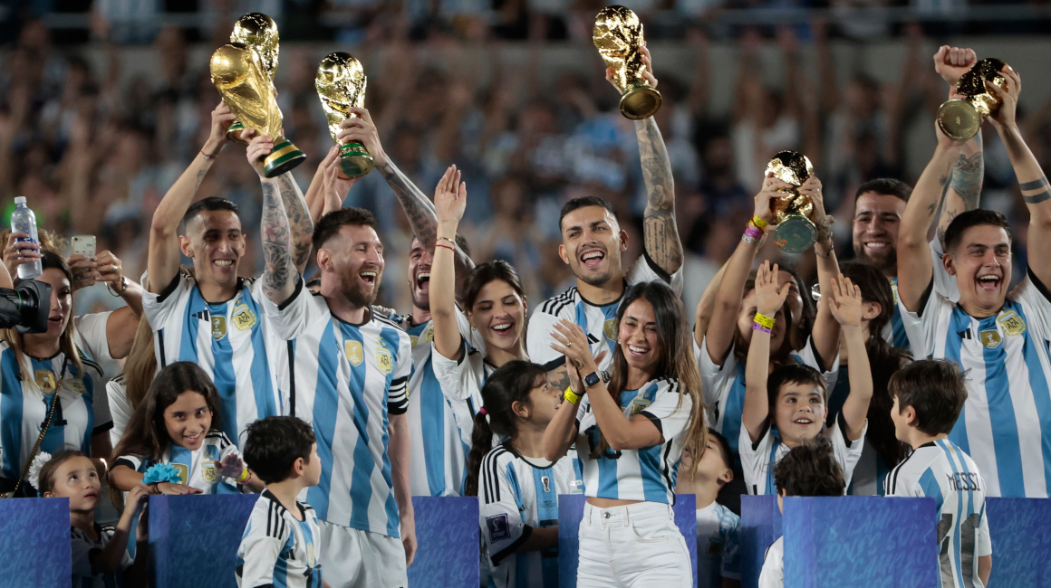 Los jugadores de Argentina levantan sus trofeos de campeones en Buenos Aires, el 23 de marzo de 2023.