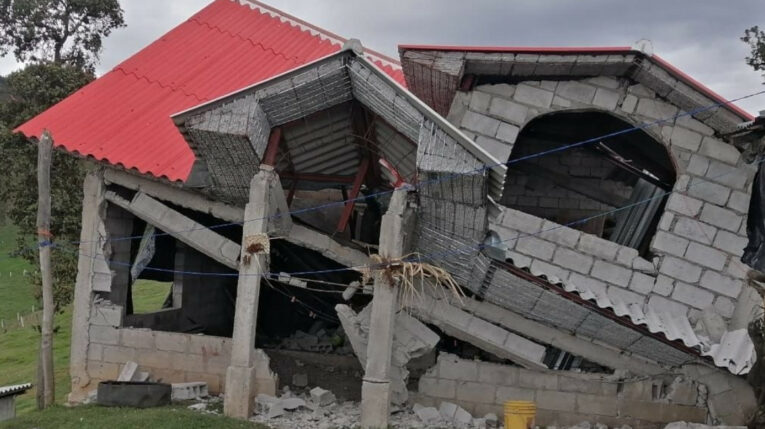 Una casa colapsó en La Concordia, debido al sismo del 18 de marzo de 2023. 