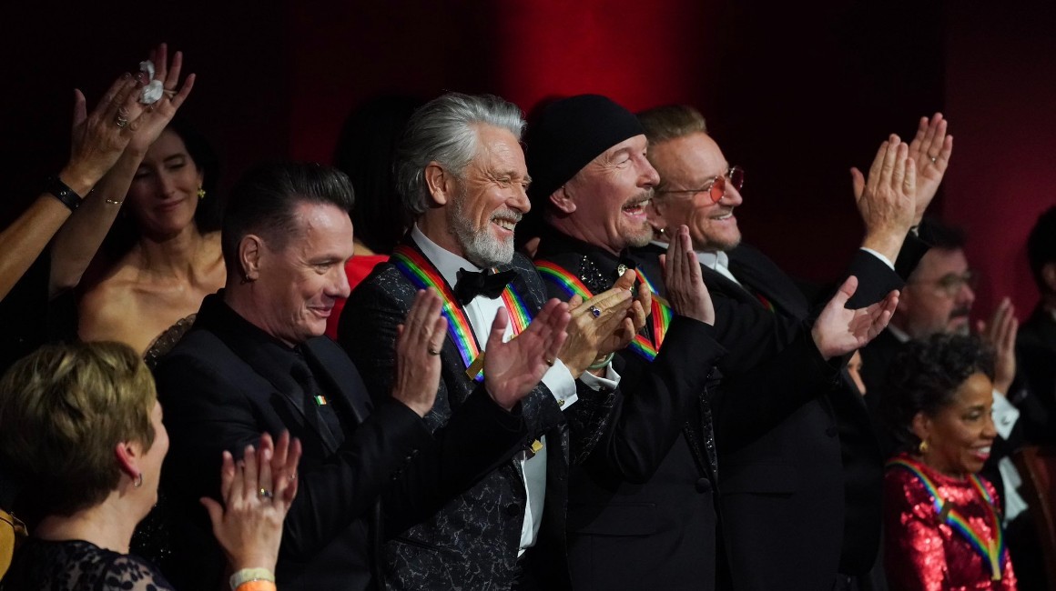 El grupo de rock U2, en un evento en Washington DC, en diciembre de 2022. El baterista Larry Mullen Jr. (izquierda) se ausenta de las funciones de la banda por enfermedad.