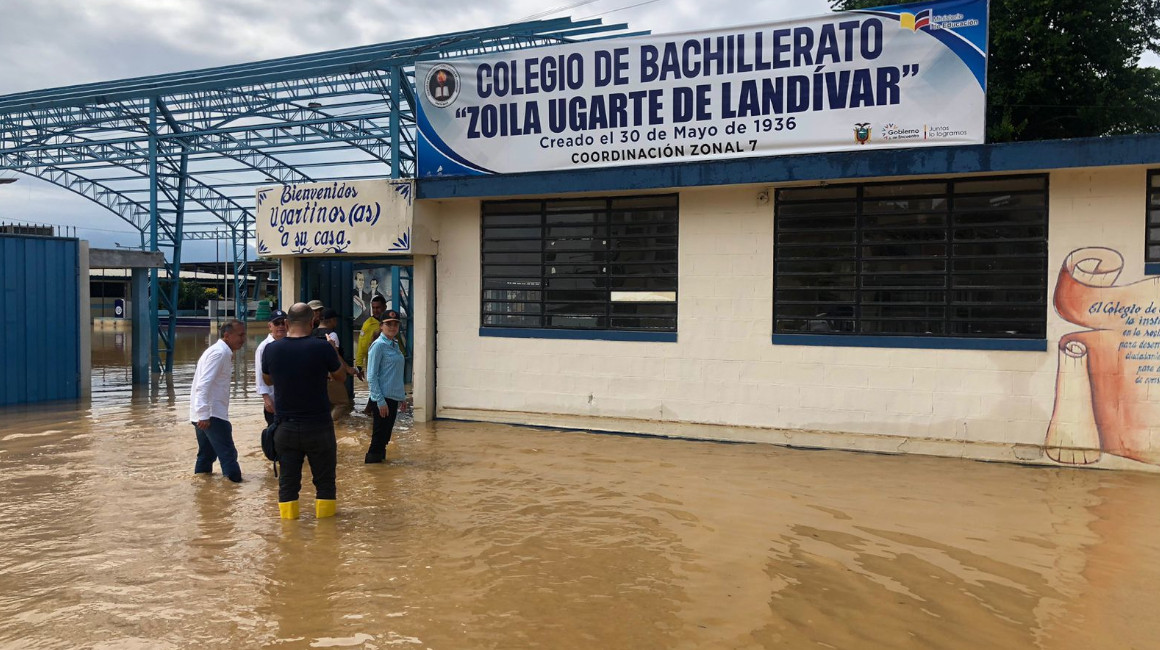 Inundaciones en El Oro: Ministra recorre planteles destruidos