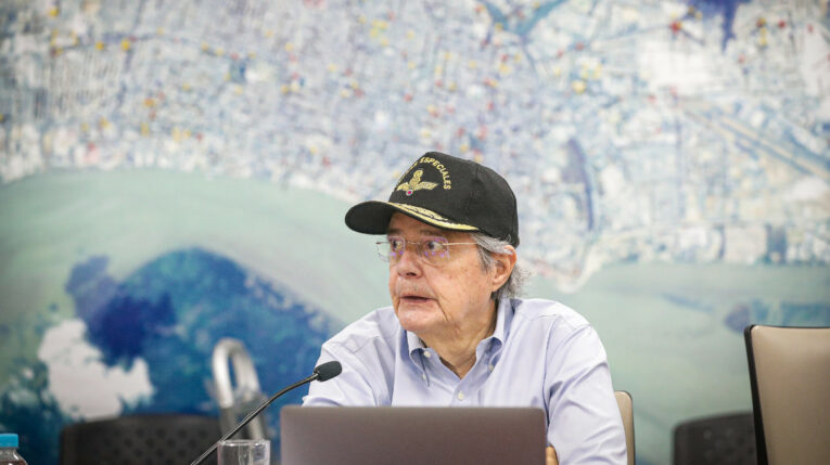 El presidente Guillermo Lasso en una reunión del Comité de Operaciones de Emergencia, en Guayaquil, tras el terremoto de Balao, el 18 de marzo de 2023.