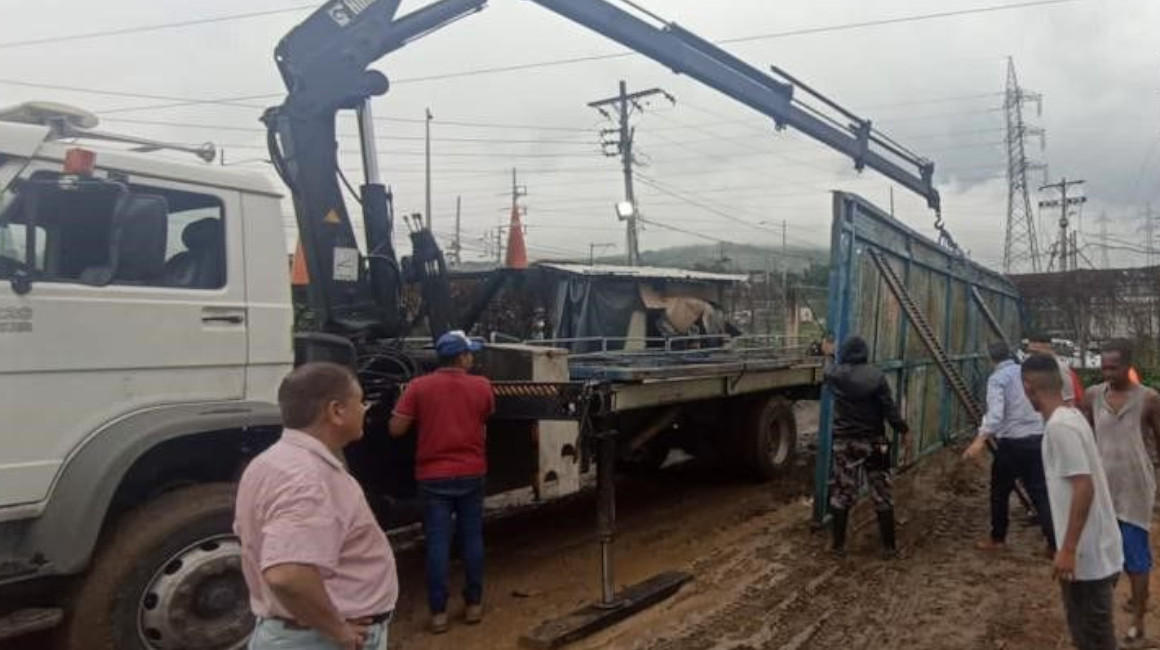 Guayaquil: Río Guayas sigue desbordado y un muro de la cárcel se cae