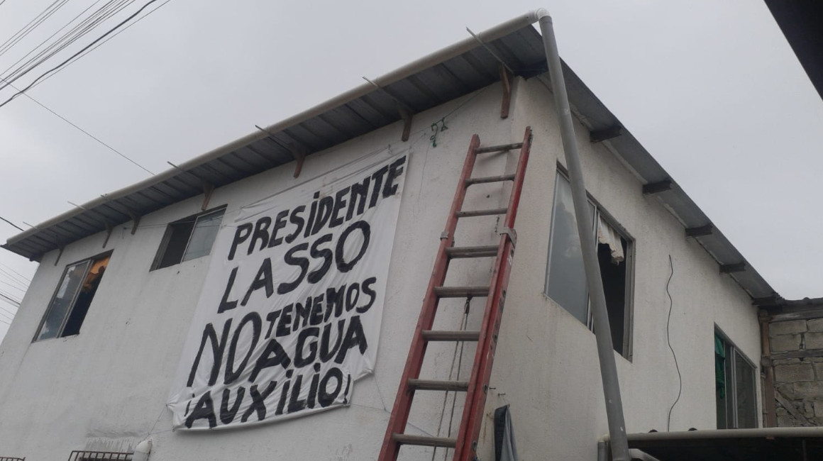 Moradores de la urbanización Canoa, en Bahía de Caráquez (Manabí), protestan porque no tienen agua desde hace cerca de dos meses. 