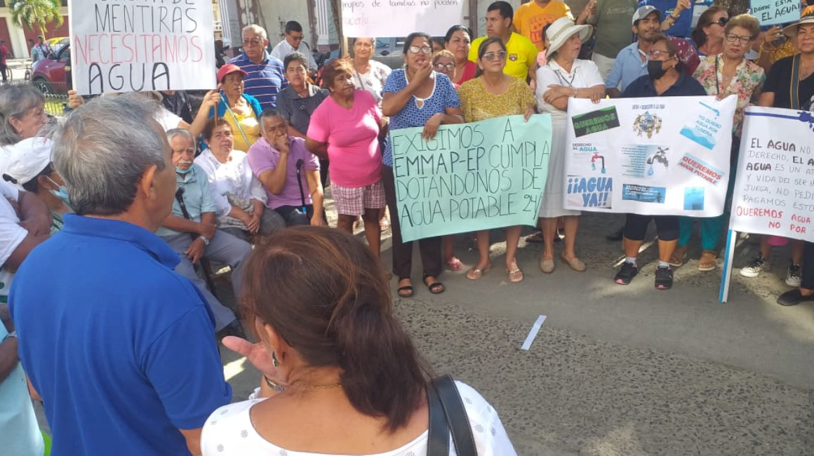 Perjudicados por la falta de agua potable en Bahía de Caráquez (Manabí) protestaron afuera de la empresa de agua de la ciudad, el 20 de marzo de 2023.