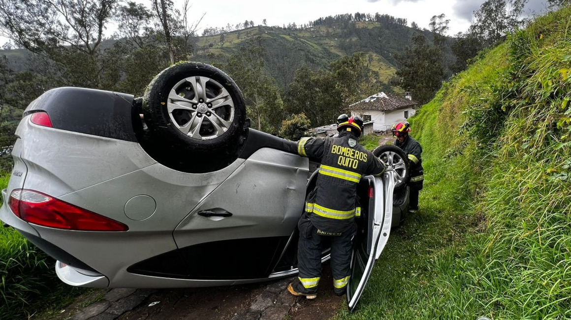 Un auto volcado a un costado de la avenida Simón Bolívar, en Quito, el 23 de marzo de 2023.