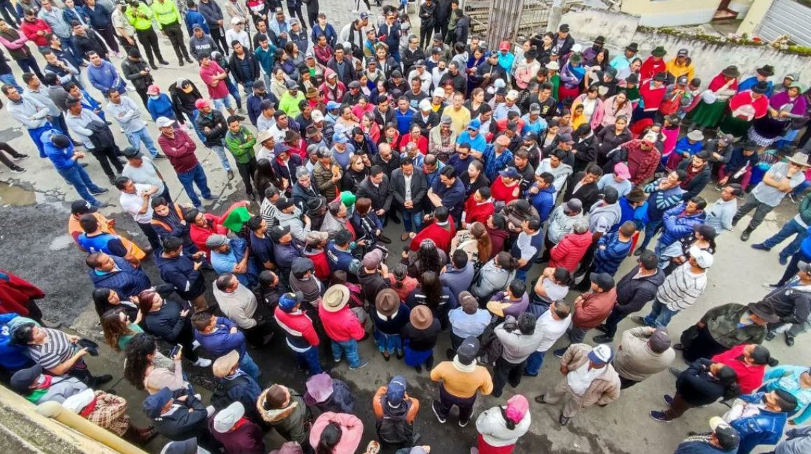 Los pobladores de Alausí se reunieron con el gobernador de Chimborazo el viernes 24 de marzo de 2023.