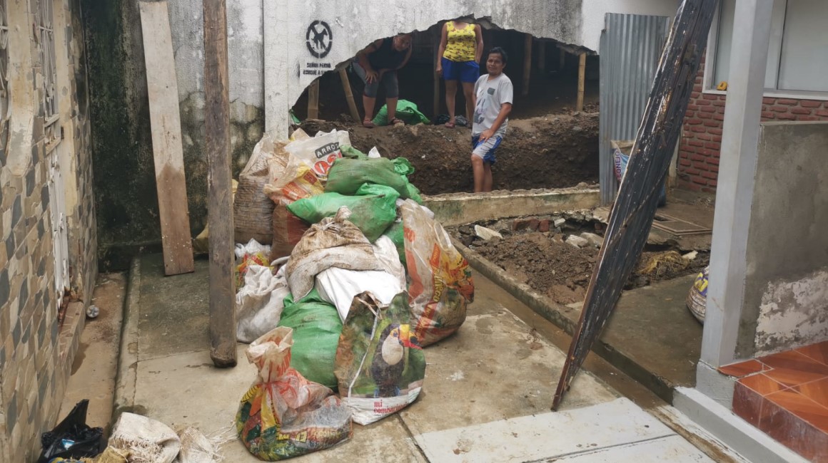 Las lluvias torrenciales provocaron el colapso de un muro y convirtieron en un río una peatonal, inundando 62 viviendas en la Beata Mercedes Molina, al norte de Guayaquil.
