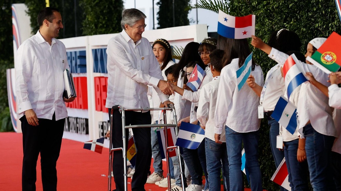 El presidente de Ecuador, Guillermo Lasso, saluda a niños a su llegada a la XXVIII Cumbre Iberoamericana de Jefes de Estado, en Santo Domingo (República Dominicana).