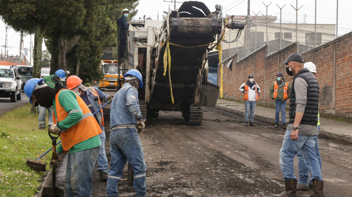 Trabajadores del Municipio de Quito durante el plan de repavimentación, el 20 de marzo de 2023.