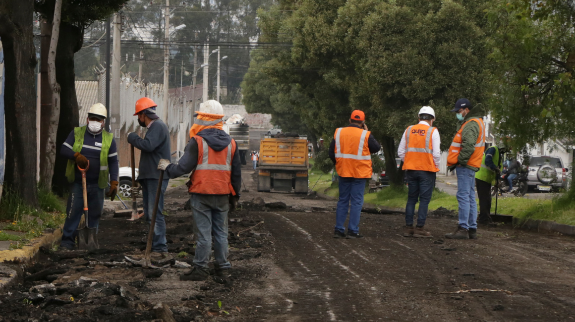 Trabajadores del Municipio de Quito durante el plan de repavimentación, el 21 de marzo de 2021.

