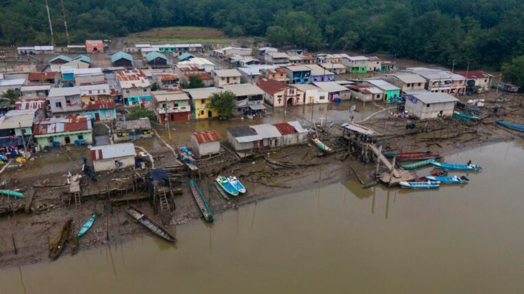 Fotografía aérea tomada con un dron muestra las afectaciones en la comunidad de Puerto La Cruz, el 24 de marzo de 2023 en la isla Mondragón en la provincia del Guayas. 