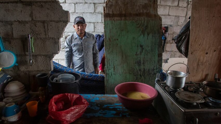 Un hombre en su hogar en la comunidad de Chupador Chico, el 24 de marzo de 2023 en la isla Mondragón en la provincia del Guayas, el 24 de marzo de 2023.
