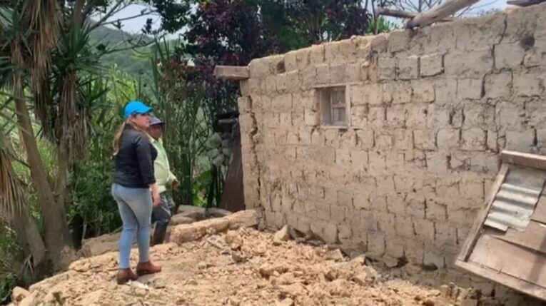 Una vivienda desplomada en Chaucha, Cuenca, tras el terremoto de Balao. 