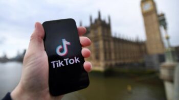 El logotipo de Tik Tok en un teléfono inteligente frente al parlamento británico en Londres, Gran Bretaña.
