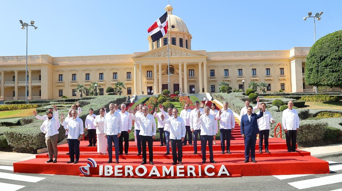 Foto de lo mandatarios y asistentes a la XXVIII Cumbre Iberoamericana de Santo Domingo (República Dominicana).