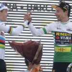 Remco Evenepoel (i) y Primoz Roglic (d), se saludan en el podio tras la Etapa 7 de la Volta Catalunya, el 26 de marzo de 2023.