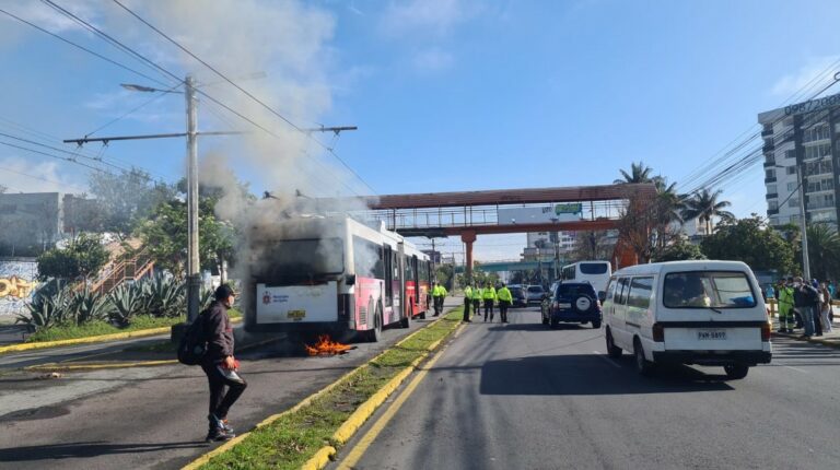 Un trolebús se incendió parcialmente este 26 de marzo de 2023, en Quito.