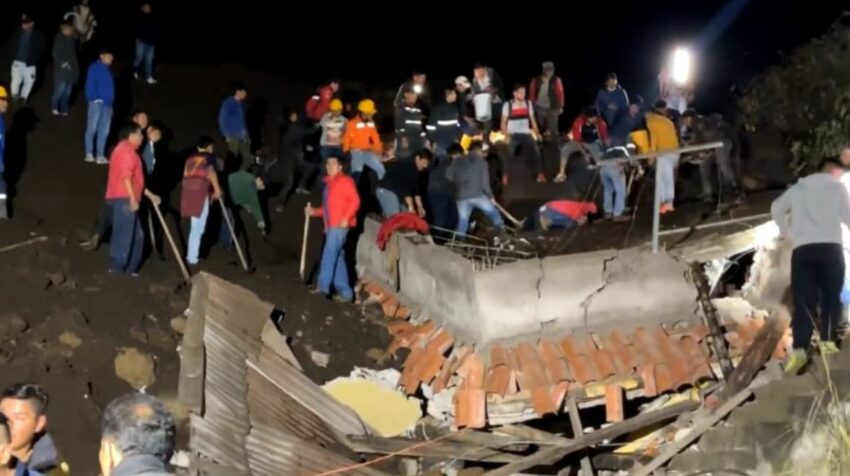Comuneros del barrio Nuevo Alausí y personal de socorro trabajan para rescatar personas atrapadas por el deslizamiento la noche del 26 de marzo de 2023.